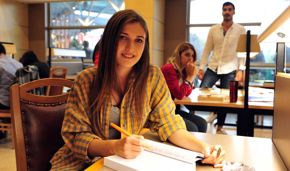 İstanbul Kültür Üniversitesi Kütüphanesi'nde ders çalışan öğrenciler